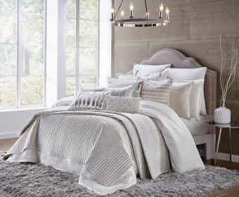 Maya Queen White And Silver Quilt Set